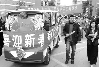 “社区美景”上挂历 我家就在挂历上(图)